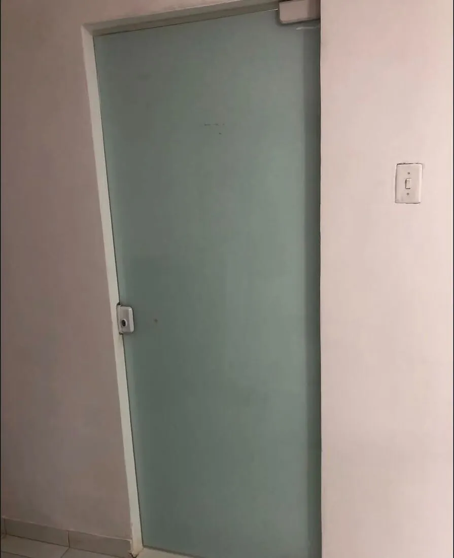 Antes: porta de vidro lisa, sem identificação