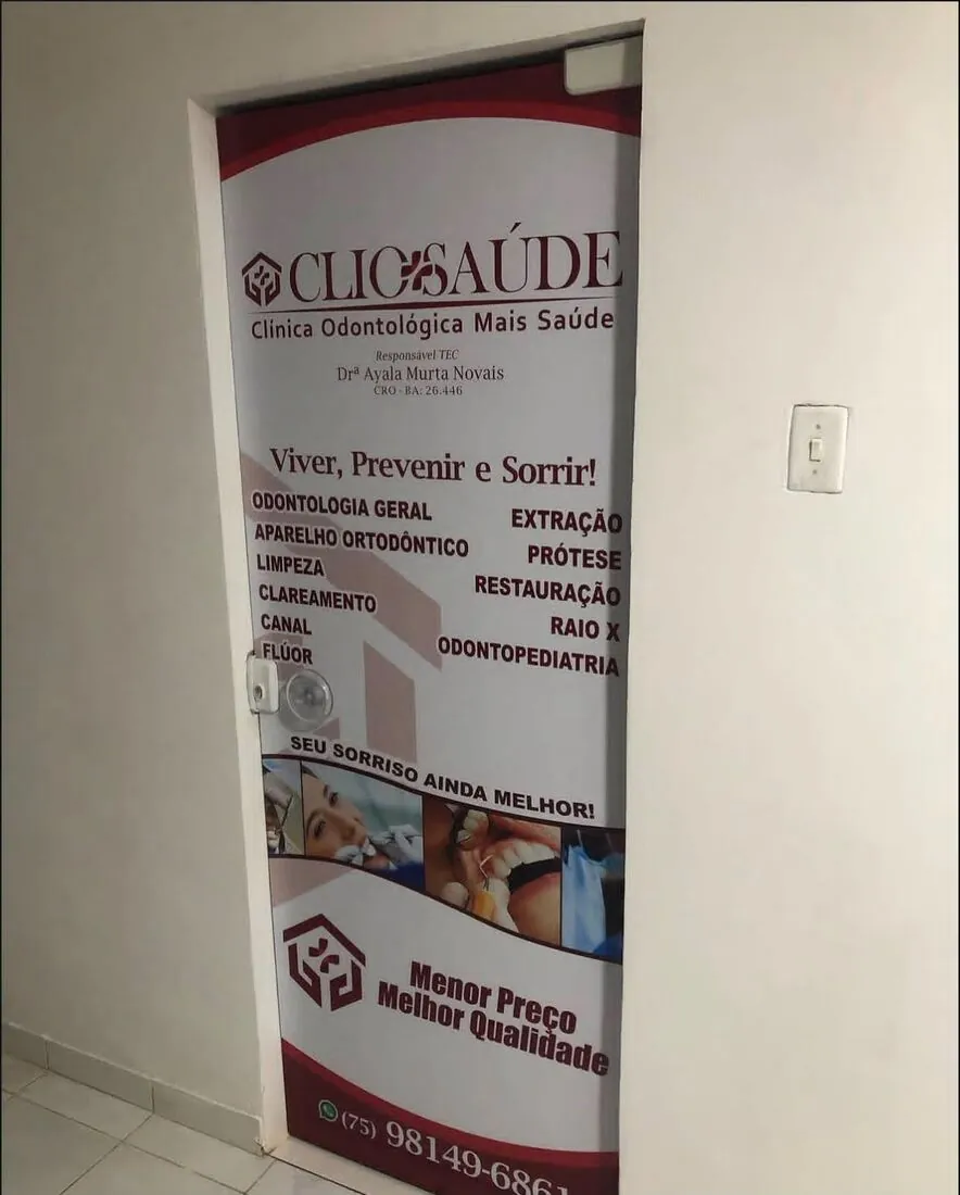 Depois: a mesma porta com o adesivo da CLIO Saúde