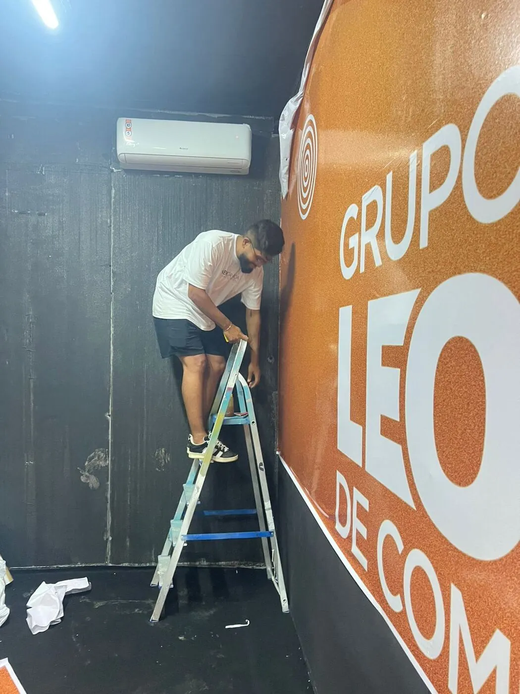 Instalação de adesivo de parede no Grupo Leo
