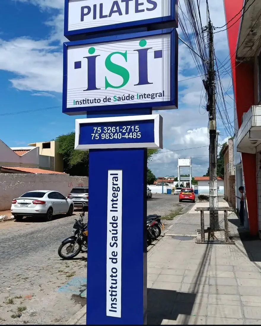 Totem luminoso do ISI — Instituto de Saúde Integral