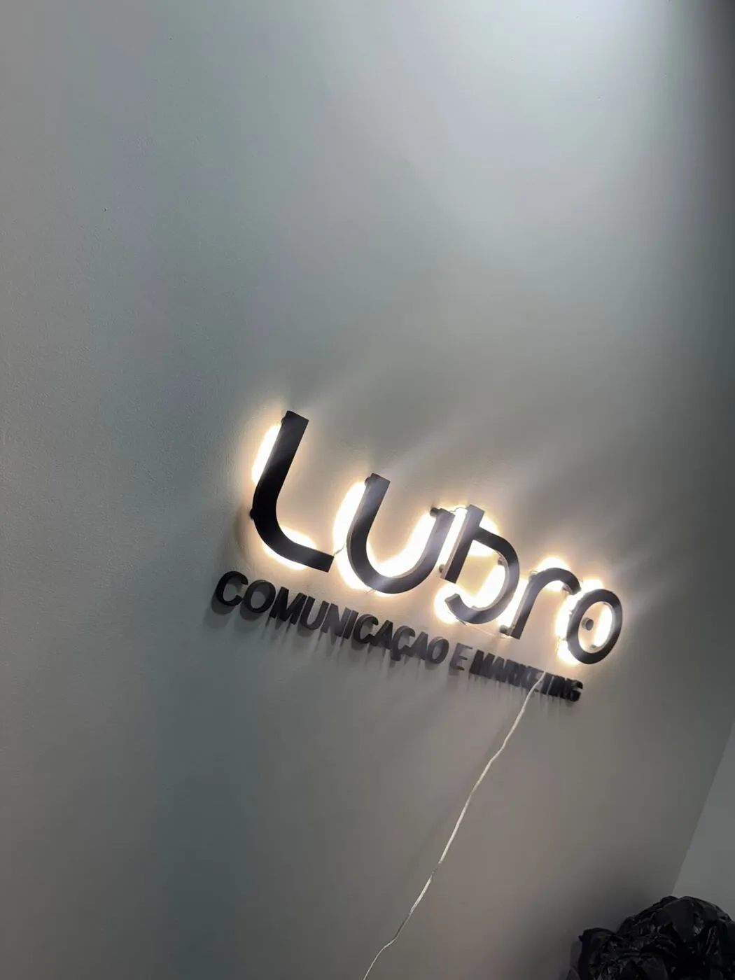 Letreiro luminoso da Lubro na parede