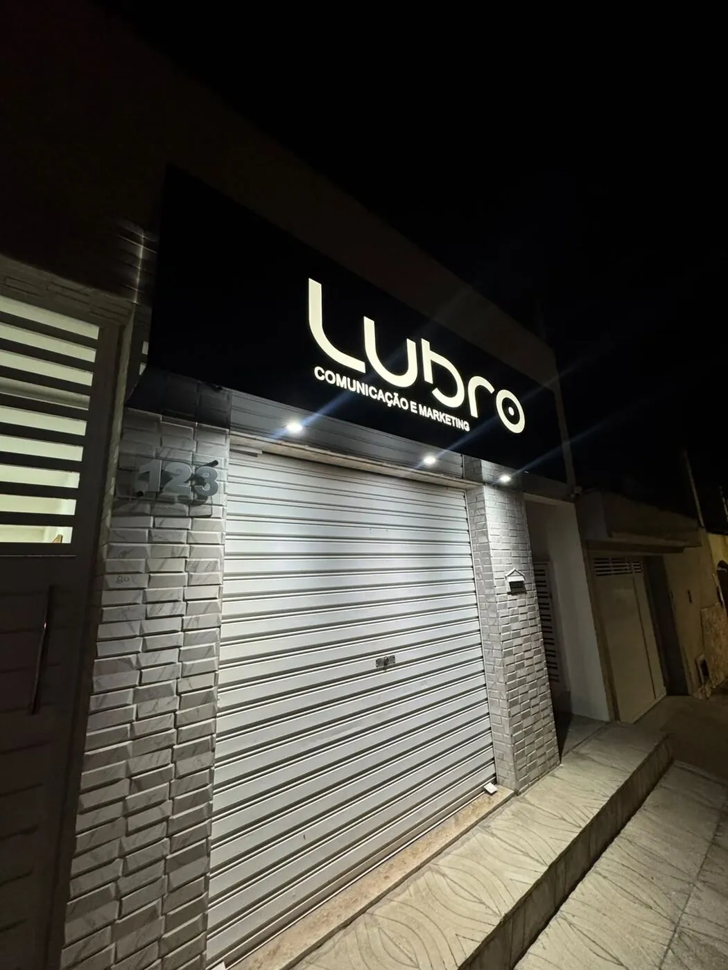 Fachada iluminada da Lubro Comunicação e Marketing à noite